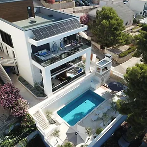  Apartment Luxury Beachfront Carlisa